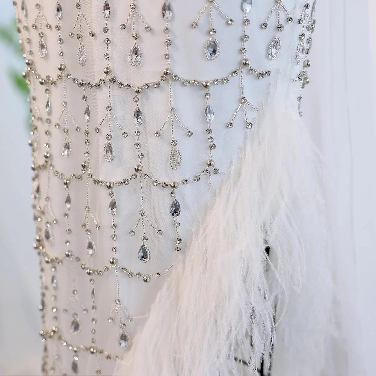 Luxury Dubai Feather White Mermaid Evening Dress with Cape Halter 2024 Arabic Women Wedding Prom Party Gowns SS350