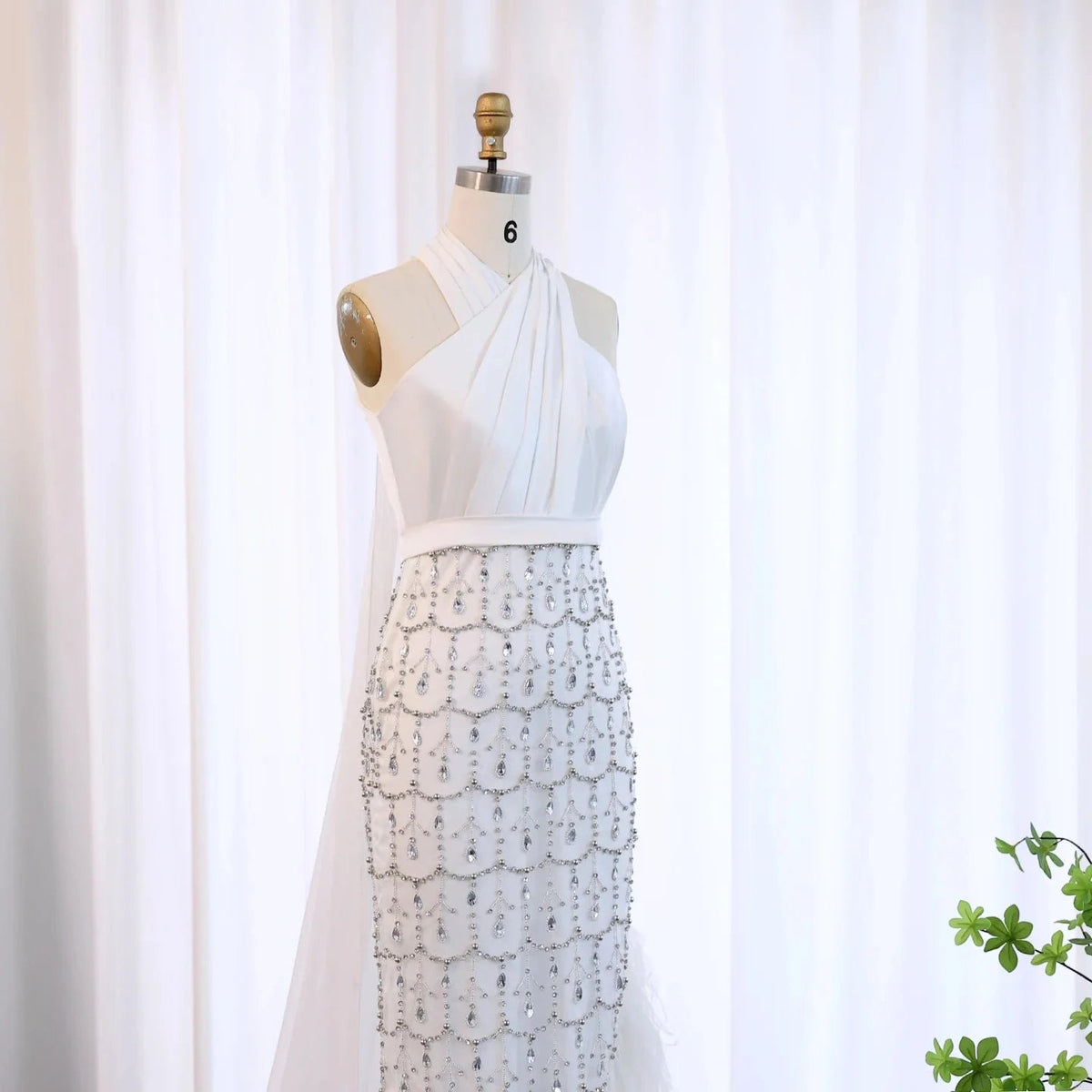 Luxury Dubai Feather White Mermaid Evening Dress with Cape Halter 2024 Arabic Women Wedding Prom Party Gowns SS350
